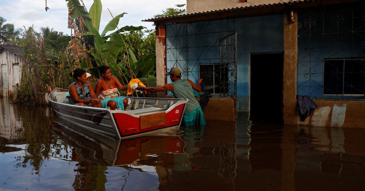 Bolsonaro de Brasil rechaza la ayuda por inundaciones de Argentina, lo que provocó la reprimenda de Bahía