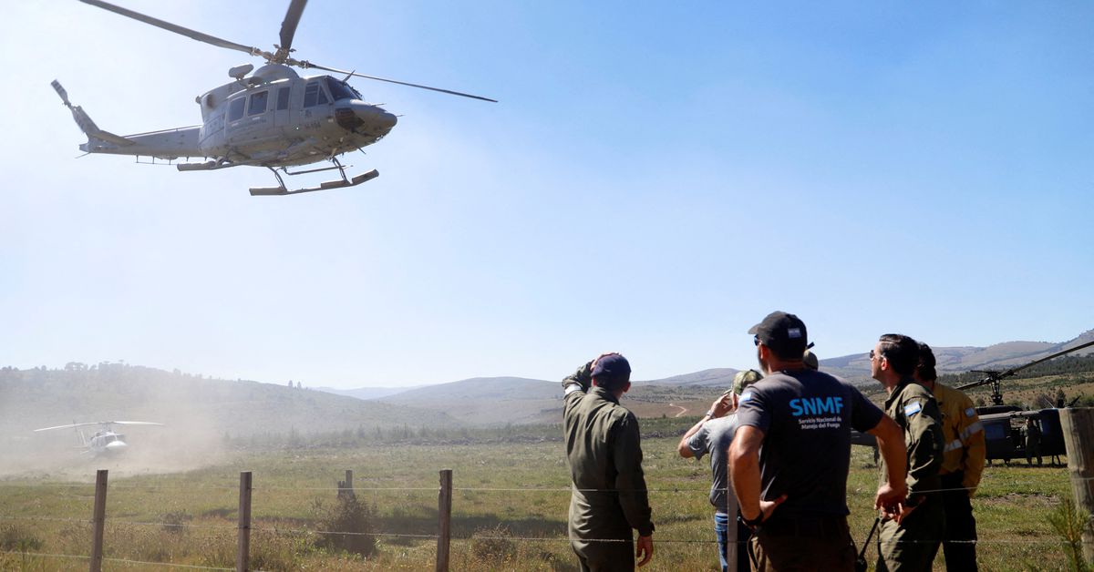 Helicóptero que combate un incendio se estrella en la Patagonia argentina, matando a dos
