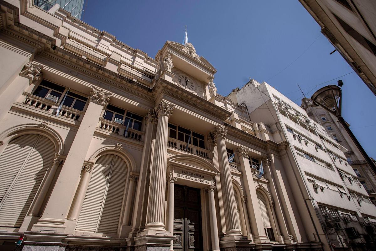 El Banco Central de Argentina sube la tasa al 49% a medida que aumenta la inflación