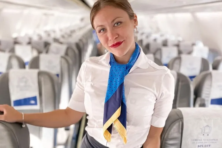 La azafata argentina que revela las situaciones más graciosas que pasan en los aviones y causa furor en TikTok