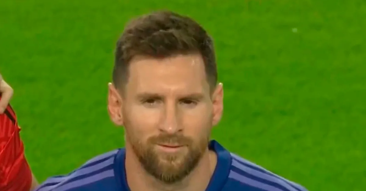 Messi sonríe durante el himno de Argentina previo al partido contra Honduras que causó furor en las redes