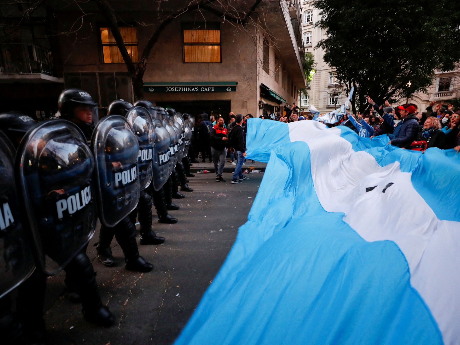 Miles marchan en defensa de Fernández de Kirchner de Argentina |  Noticias de política