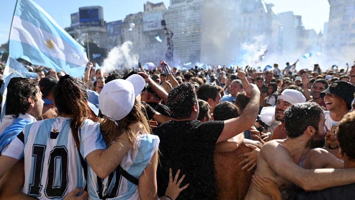 La fiesta callejera de Argentina estalla después de la victoria en la Copa del Mundo